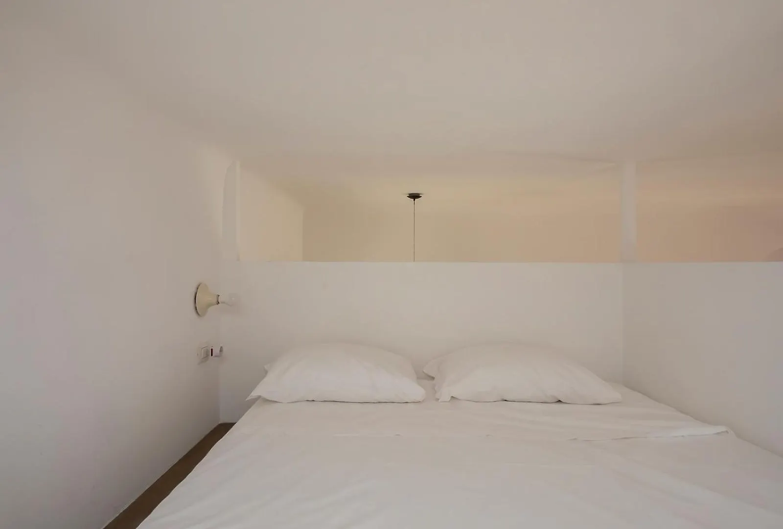 Xenia Apartments - Attic Studio Apartment In Chinatown Milan Italy